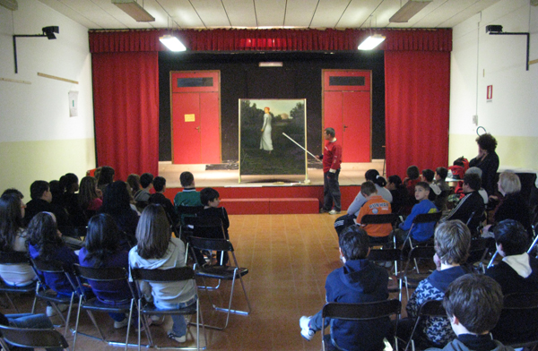 Marco Gazzato spiega il quadro "'Omaggio a Malcontenta' ai ragazzi e ragazze della Scuola media Einaudi di Malcontenta, foto di Antonella Barina"